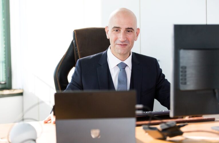 Strategie informate per superare il sovraindebitamento e sfide economiche nell’investimento aziendale
